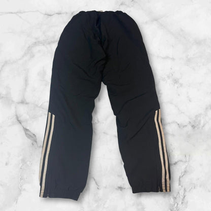 Entdecke unsere Vintage Track Pants von Nike und anderen Marken, erhältlich bei Valuxery.de - Dein Shop für trendige Vintage - Kleidung. Unsere Track Pants sind aus hochwertigen Materialien und
