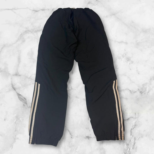 Entdecke unsere Vintage Track Pants von Nike und anderen Marken, erhältlich bei Valuxery.de - Dein Shop für trendige Vintage - Kleidung. Unsere Track Pants sind aus hochwertigen Materialien und