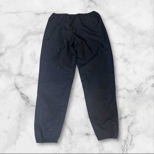 Entdecke unsere Vintage Track Pants von Nike und anderen Marken, erhältlich bei Valuxery.de - Dein Shop für trendige Vintage - Kleidung. Unsere Track Pants sind aus hochwertigen Materialien und