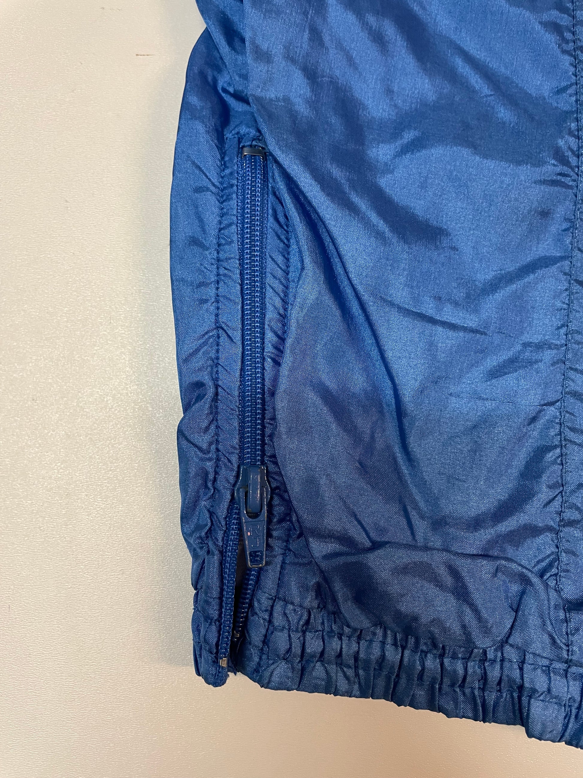 Entdecke unsere Vintage Track Pants von Nike und anderen Marken, erhältlich bei Valuxery.de - Dein Shop für trendige Vintage - Kleidung. Unsere Track Pants sind aus hochwertigen Materialien und