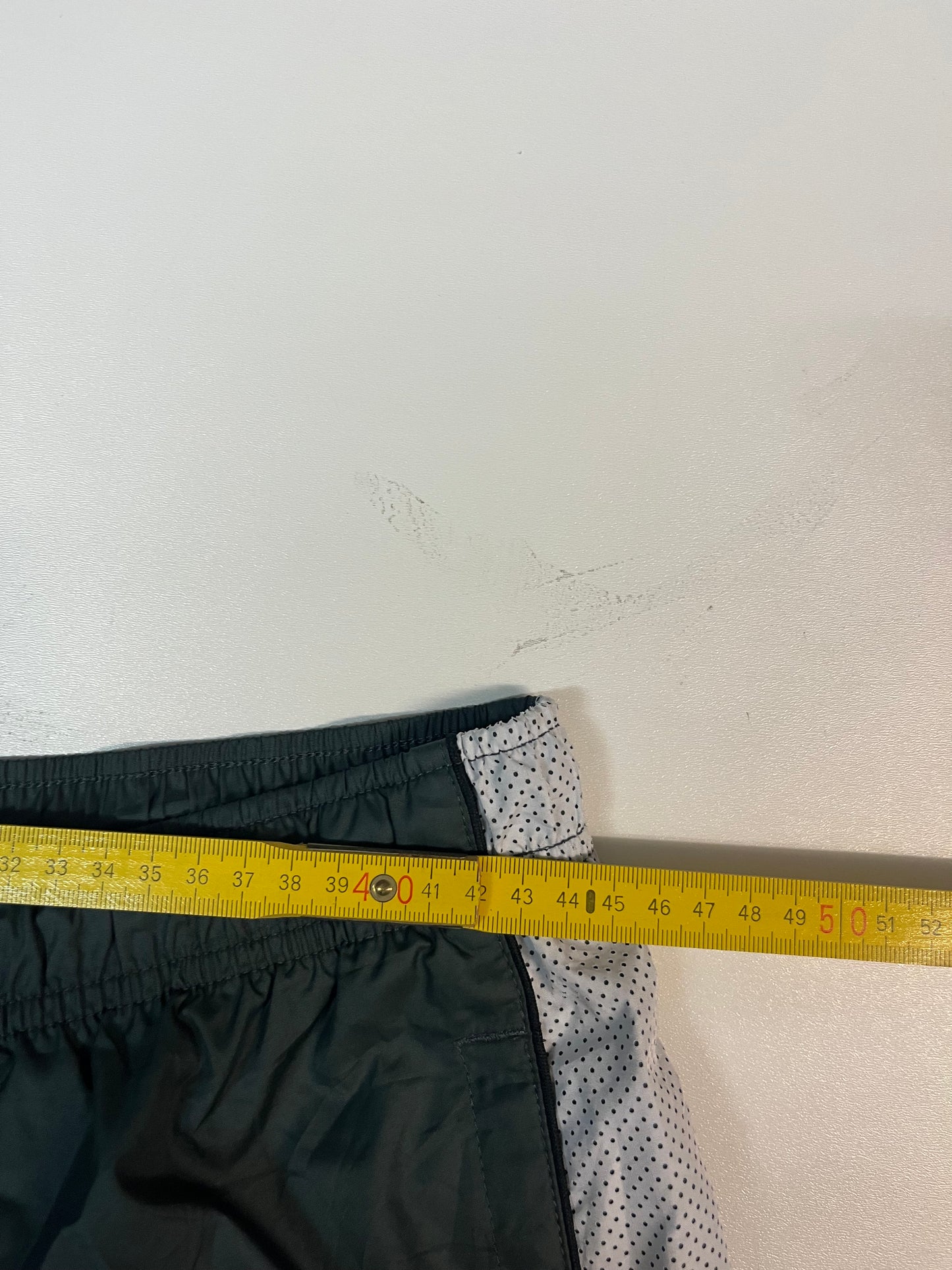 Entdecke unsere Vintage Track Pants von Nike und anderen Marken, erhältlich bei Valuxery.de - Dein Shop für trendige Vintage - Kleidung. Unsere Track Pants sind aus hochwertigen Materialien und