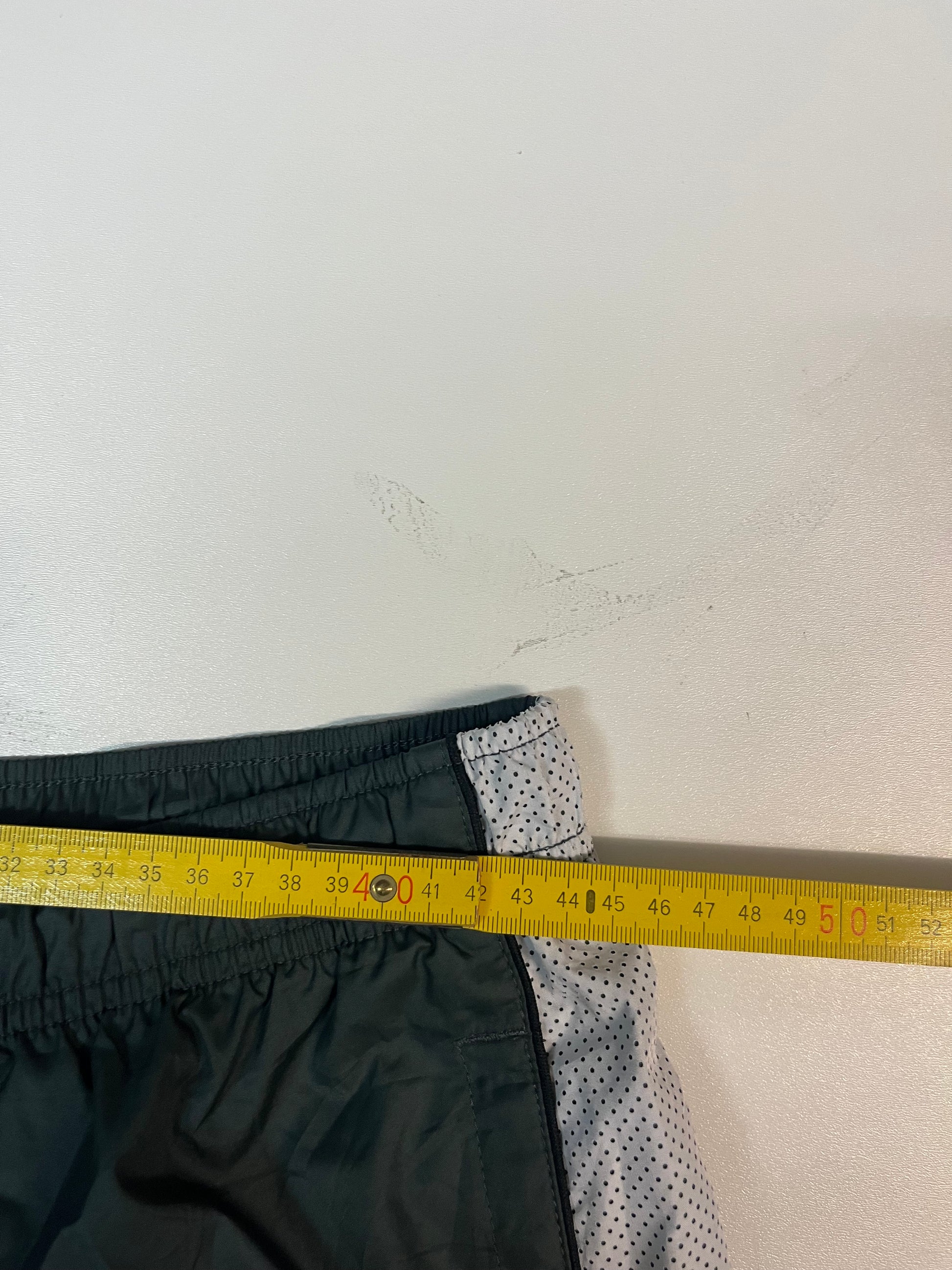 Entdecke unsere Vintage Track Pants von Nike und anderen Marken, erhältlich bei Valuxery.de - Dein Shop für trendige Vintage - Kleidung. Unsere Track Pants sind aus hochwertigen Materialien und