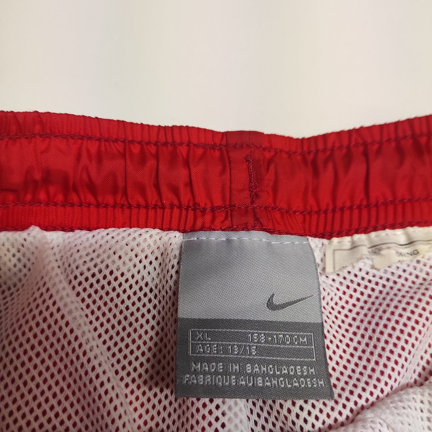Entdecke unsere Vintage Track Pants von Nike und anderen Marken, erhältlich bei Valuxery.de - Dein Shop für trendige Vintage - Kleidung. Unsere Track Pants sind aus hochwertigen Materialien und