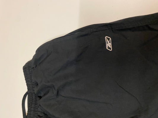 Entdecke unsere Vintage Track Pants von Nike und anderen Marken, erhältlich bei Valuxery.de - Dein Shop für trendige Vintage - Kleidung. Unsere Track Pants sind aus hochwertigen Materialien und