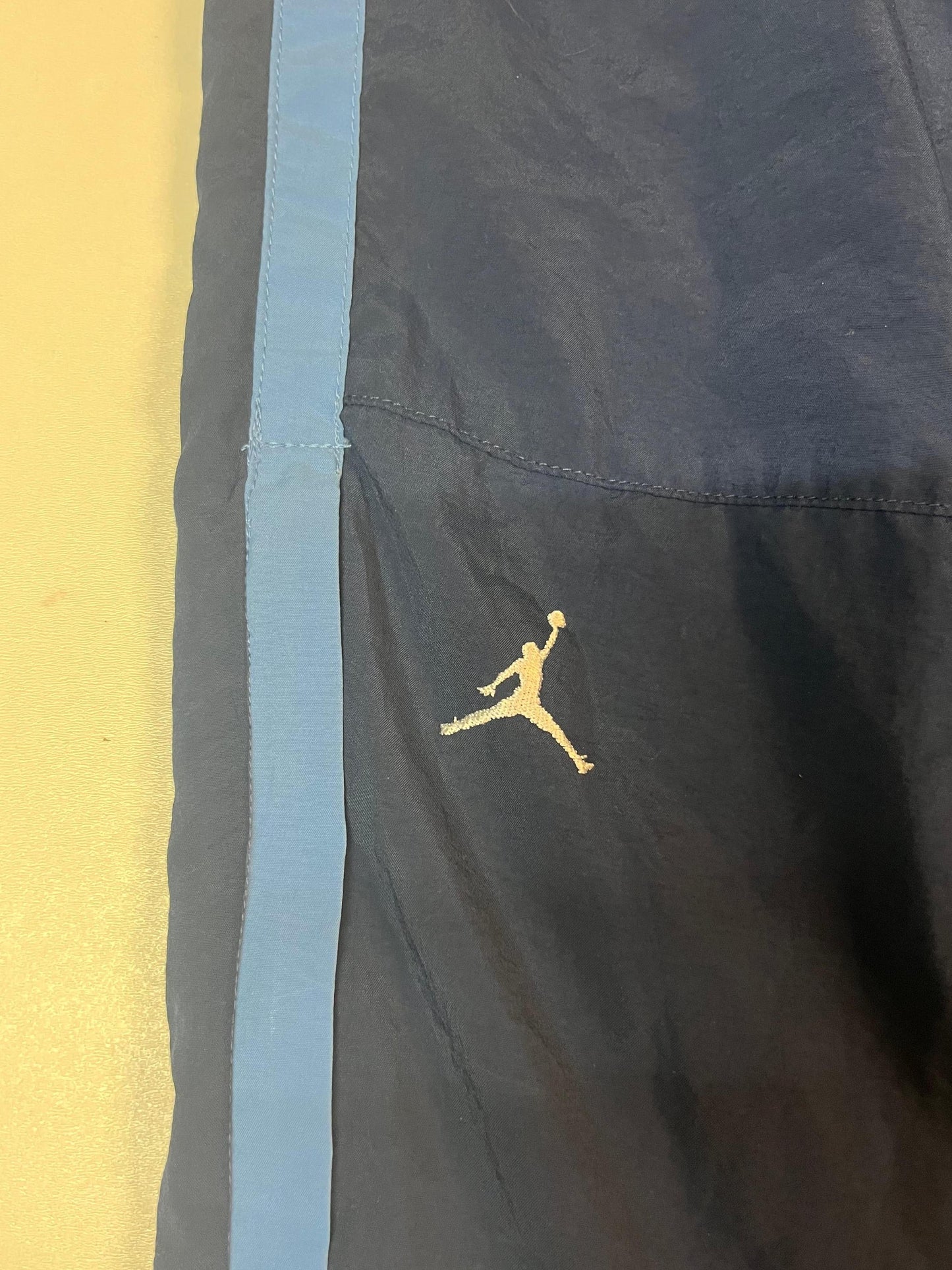 Entdecke unsere Vintage Track Pants von Nike und anderen Marken, erhältlich bei Valuxery.de - Dein Shop für trendige Vintage - Kleidung. Unsere Track Pants sind aus hochwertigen Materialien und