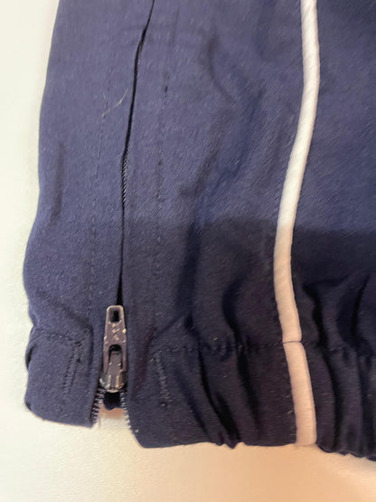 Entdecke unsere Vintage Track Pants von Nike und anderen Marken, erhältlich bei Valuxery.de - Dein Shop für trendige Vintage - Kleidung. Unsere Track Pants sind aus hochwertigen Materialien und
