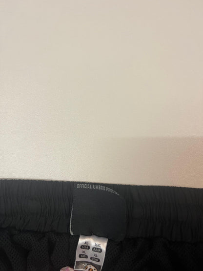 Entdecke unsere Vintage Track Pants von Nike und anderen Marken, erhältlich bei Valuxery.de - Dein Shop für trendige Vintage - Kleidung. Unsere Track Pants sind aus hochwertigen Materialien und