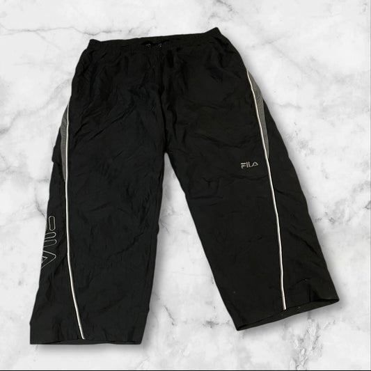 Entdecke unsere Vintage Track Pants von Nike und anderen Marken, erhältlich bei Valuxery.de - Dein Shop für trendige Vintage - Kleidung. Unsere Track Pants sind aus hochwertigen Materialien und