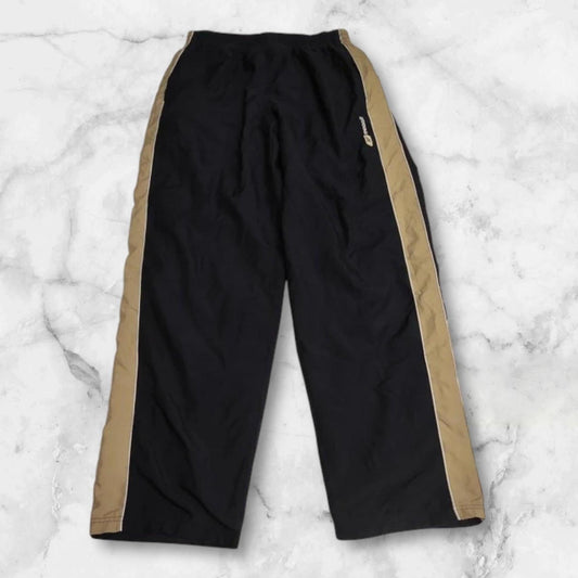 Entdecke unsere Vintage Track Pants von Nike und anderen Marken, erhältlich bei Valuxery.de - Dein Shop für trendige Vintage - Kleidung. Unsere Track Pants sind aus hochwertigen Materialien und
