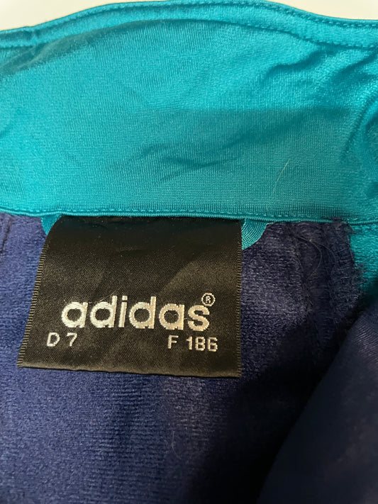 Entdecke unsere Vintage Track Pants von Nike und anderen Marken, erhältlich bei Valuxery.de - Dein Shop für trendige Vintage - Kleidung. Unsere Track Pants sind aus hochwertigen Materialien und