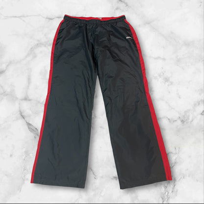 Entdecke unsere Vintage Track Pants von Nike und anderen Marken, erhältlich bei Valuxery.de - Dein Shop für trendige Vintage - Kleidung. Unsere Track Pants sind aus hochwertigen Materialien und