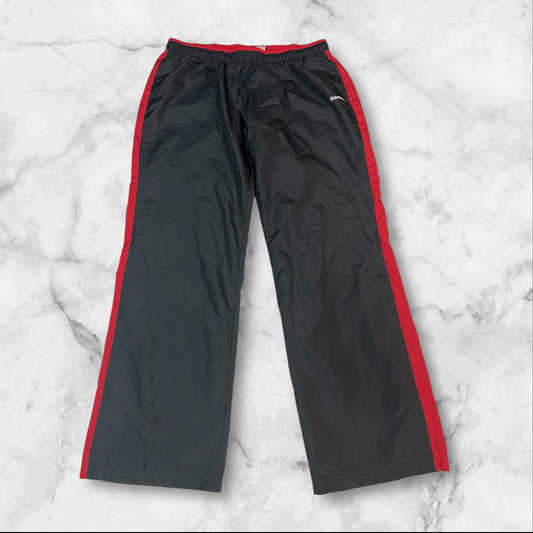 Entdecke unsere Vintage Track Pants von Nike und anderen Marken, erhältlich bei Valuxery.de - Dein Shop für trendige Vintage - Kleidung. Unsere Track Pants sind aus hochwertigen Materialien und