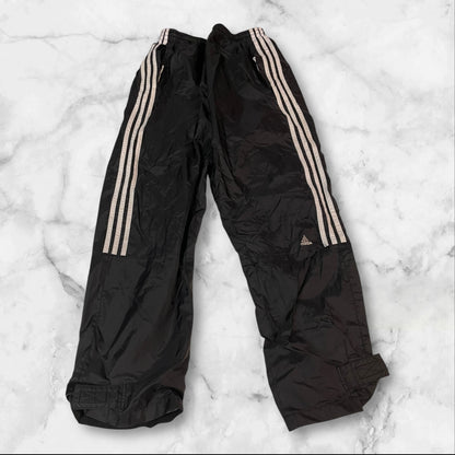 Entdecke unsere Vintage Track Pants von Nike und anderen Marken, erhältlich bei Valuxery.de - Dein Shop für trendige Vintage - Kleidung. Unsere Track Pants sind aus hochwertigen Materialien und