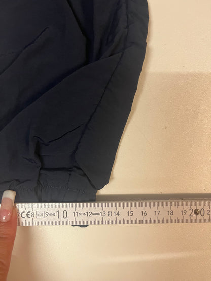 Entdecke unsere Vintage Track Pants von Nike und anderen Marken, erhältlich bei Valuxery.de - Dein Shop für trendige Vintage - Kleidung. Unsere Track Pants sind aus hochwertigen Materialien und