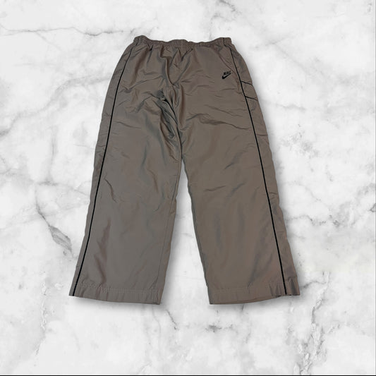 Entdecke unsere Vintage Track Pants von Nike und anderen Marken, erhältlich bei Valuxery.de - Dein Shop für trendige Vintage - Kleidung. Unsere Track Pants sind aus hochwertigen Materialien und
