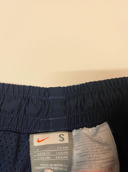 Entdecke unsere Vintage Track Pants von Nike und anderen Marken, erhältlich bei Valuxery.de - Dein Shop für trendige Vintage - Kleidung. Unsere Track Pants sind aus hochwertigen Materialien und