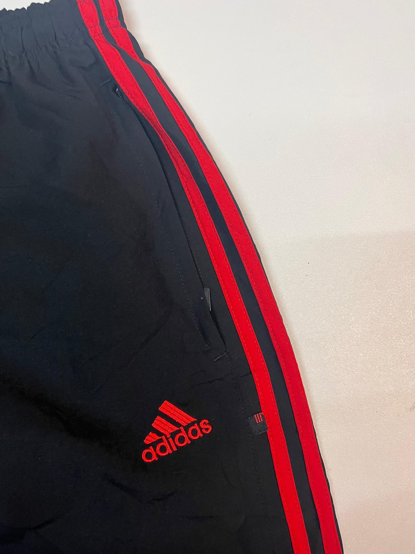 Entdecke unsere Vintage Track Pants von Nike und anderen Marken, erhältlich bei Valuxery.de - Dein Shop für trendige Vintage - Kleidung. Unsere Track Pants sind aus hochwertigen Materialien und