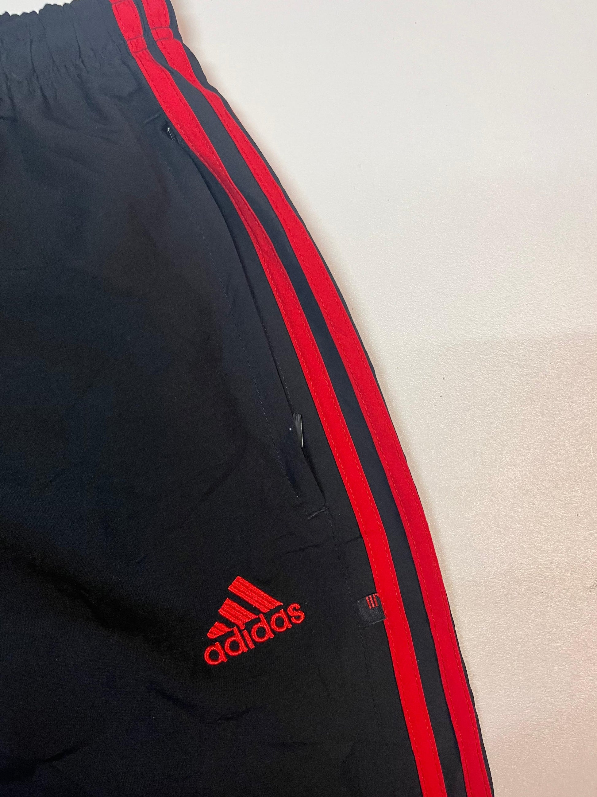 Entdecke unsere Vintage Track Pants von Nike und anderen Marken, erhältlich bei Valuxery.de - Dein Shop für trendige Vintage - Kleidung. Unsere Track Pants sind aus hochwertigen Materialien und