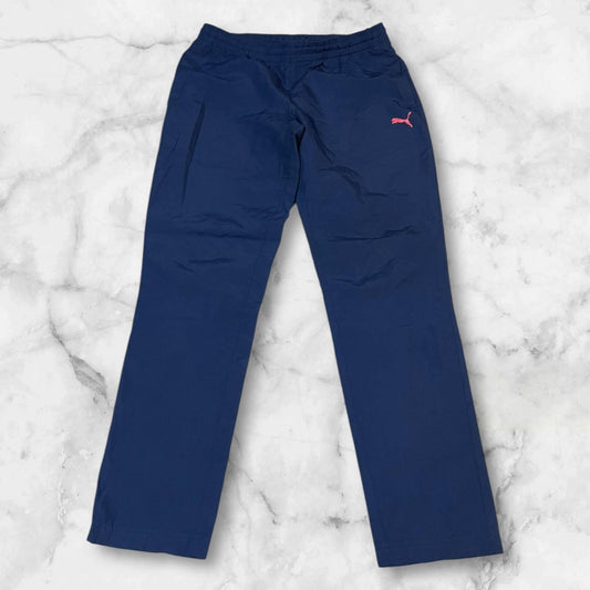 Entdecke unsere Vintage Track Pants von Nike und anderen Marken, erhältlich bei Valuxery.de - Dein Shop für trendige Vintage - Kleidung. Unsere Track Pants sind aus hochwertigen Materialien und