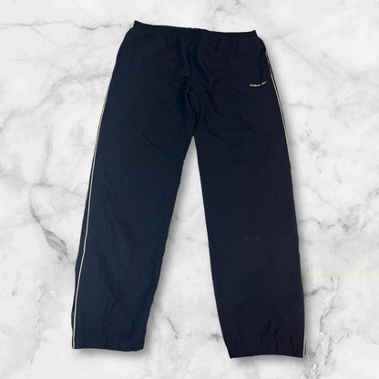 Entdecke unsere Vintage Track Pants von Nike und anderen Marken, erhältlich bei Valuxery.de - Dein Shop für trendige Vintage - Kleidung. Unsere Track Pants sind aus hochwertigen Materialien und