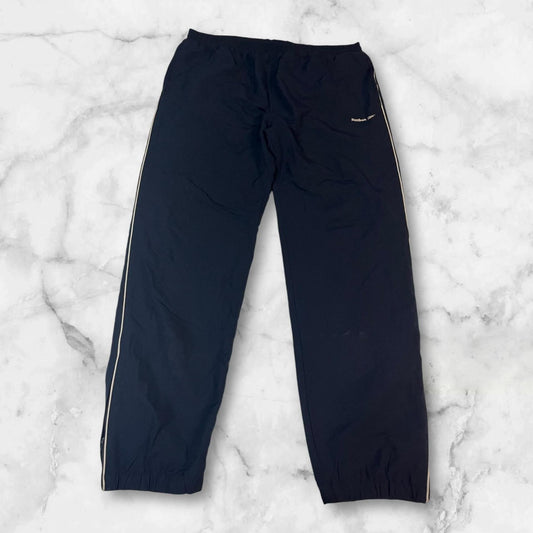 Entdecke unsere Vintage Track Pants von Nike und anderen Marken, erhältlich bei Valuxery.de - Dein Shop für trendige Vintage - Kleidung. Unsere Track Pants sind aus hochwertigen Materialien und