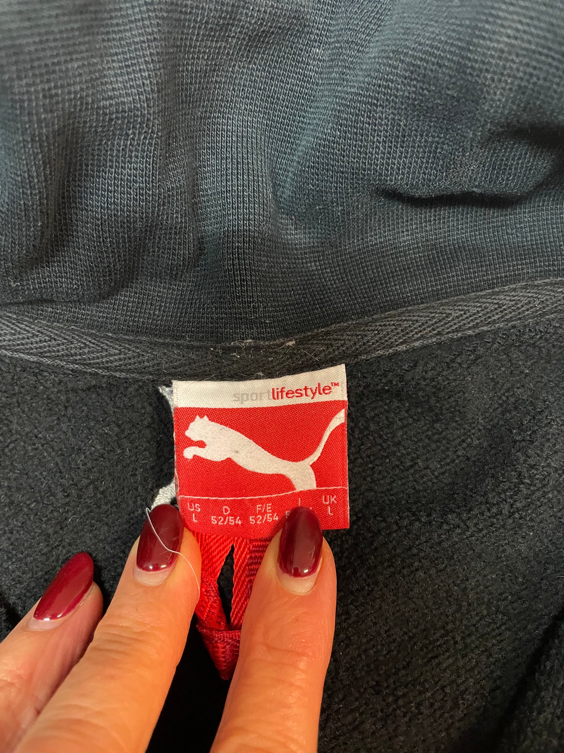 Entdecke unsere Vintage Track Pants von Nike und anderen Marken, erhältlich bei Valuxery.de - Dein Shop für trendige Vintage - Kleidung. Unsere Track Pants sind aus hochwertigen Materialien und