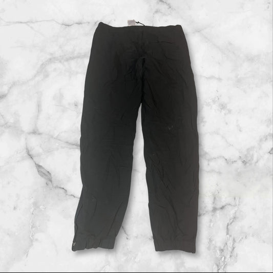 Entdecke unsere Vintage Track Pants von Nike und anderen Marken, erhältlich bei Valuxery.de - Dein Shop für trendige Vintage - Kleidung. Unsere Track Pants sind aus hochwertigen Materialien und