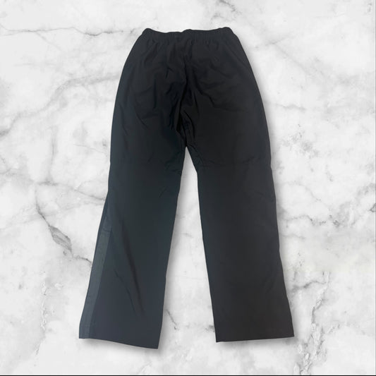 Entdecke unsere Vintage Track Pants von Nike und anderen Marken, erhältlich bei Valuxery.de - Dein Shop für trendige Vintage - Kleidung. Unsere Track Pants sind aus hochwertigen Materialien und