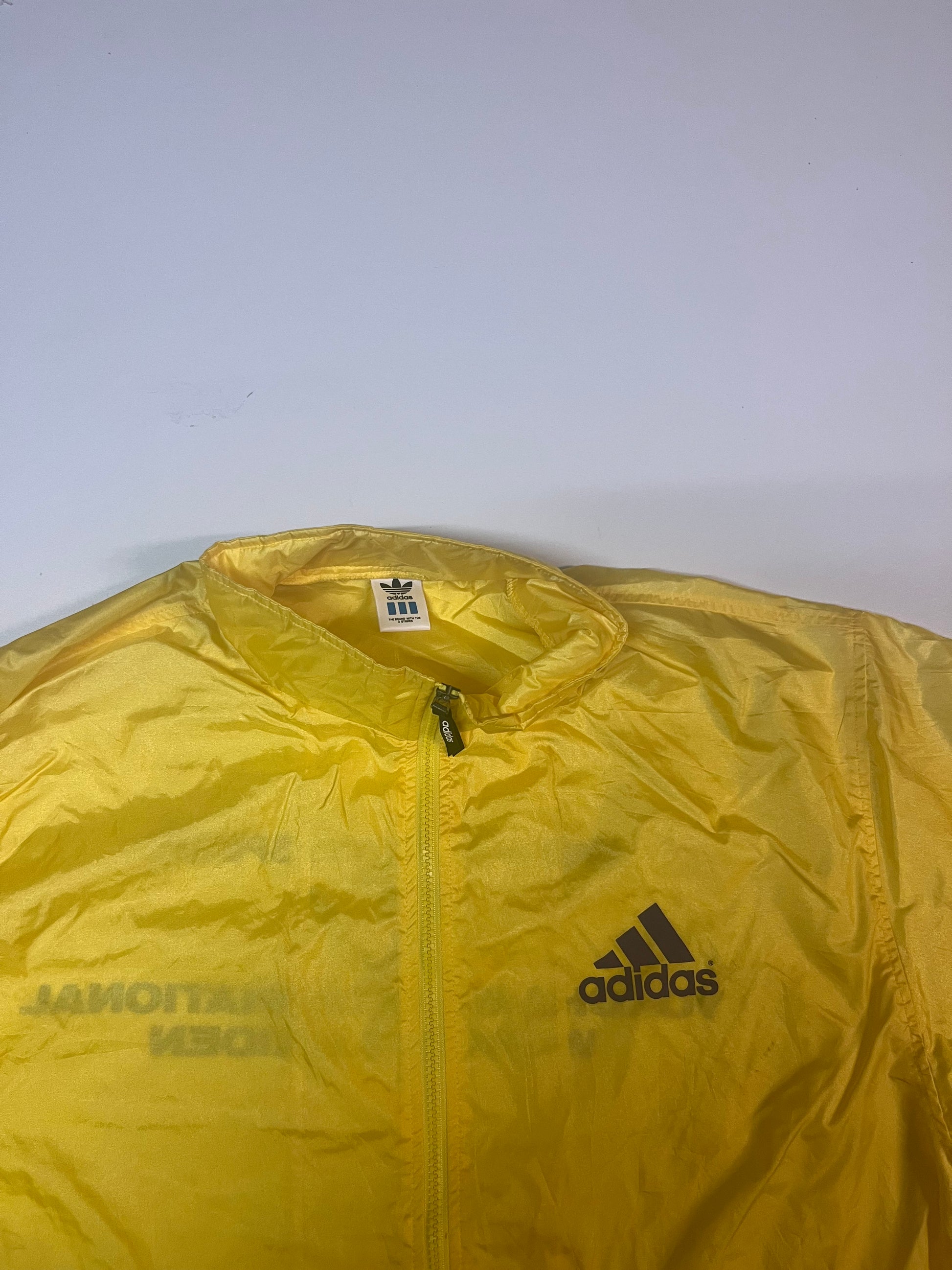 Entdecke unsere Vintage Track Pants von Nike und anderen Marken, erhältlich bei Valuxery.de - Dein Shop für trendige Vintage - Kleidung. Unsere Track Pants sind aus hochwertigen Materialien und