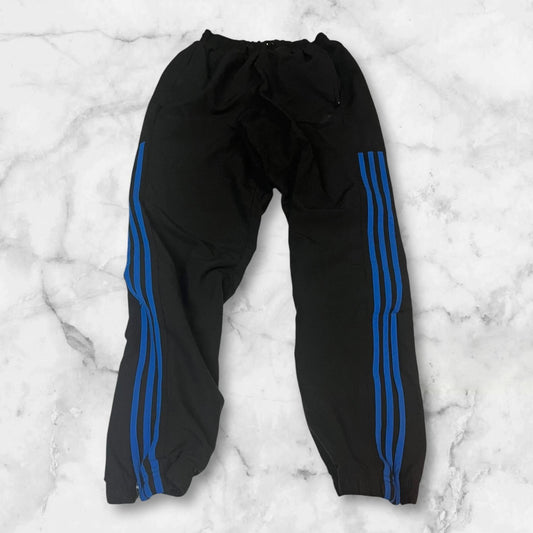 Entdecke unsere Vintage Track Pants von Nike und anderen Marken, erhältlich bei Valuxery.de - Dein Shop für trendige Vintage - Kleidung. Unsere Track Pants sind aus hochwertigen Materialien und