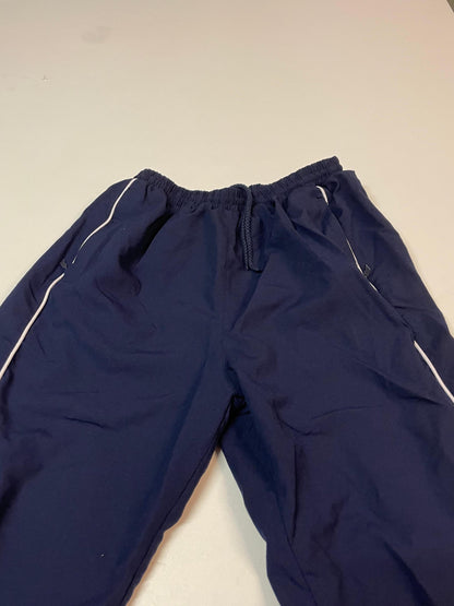 Entdecke unsere Vintage Track Pants von Nike und anderen Marken, erhältlich bei Valuxery.de - Dein Shop für trendige Vintage - Kleidung. Unsere Track Pants sind aus hochwertigen Materialien und