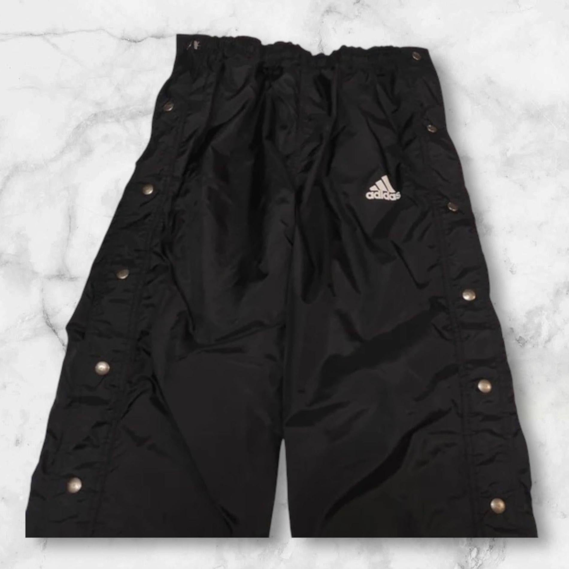 Entdecke unsere Vintage Track Pants von Nike und anderen Marken, erhältlich bei Valuxery.de - Dein Shop für trendige Vintage - Kleidung. Unsere Track Pants sind aus hochwertigen Materialien und