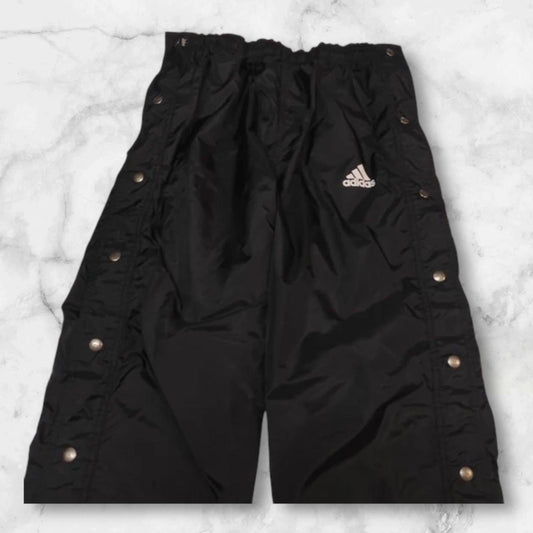 Entdecke unsere Vintage Track Pants von Nike und anderen Marken, erhältlich bei Valuxery.de - Dein Shop für trendige Vintage - Kleidung. Unsere Track Pants sind aus hochwertigen Materialien und