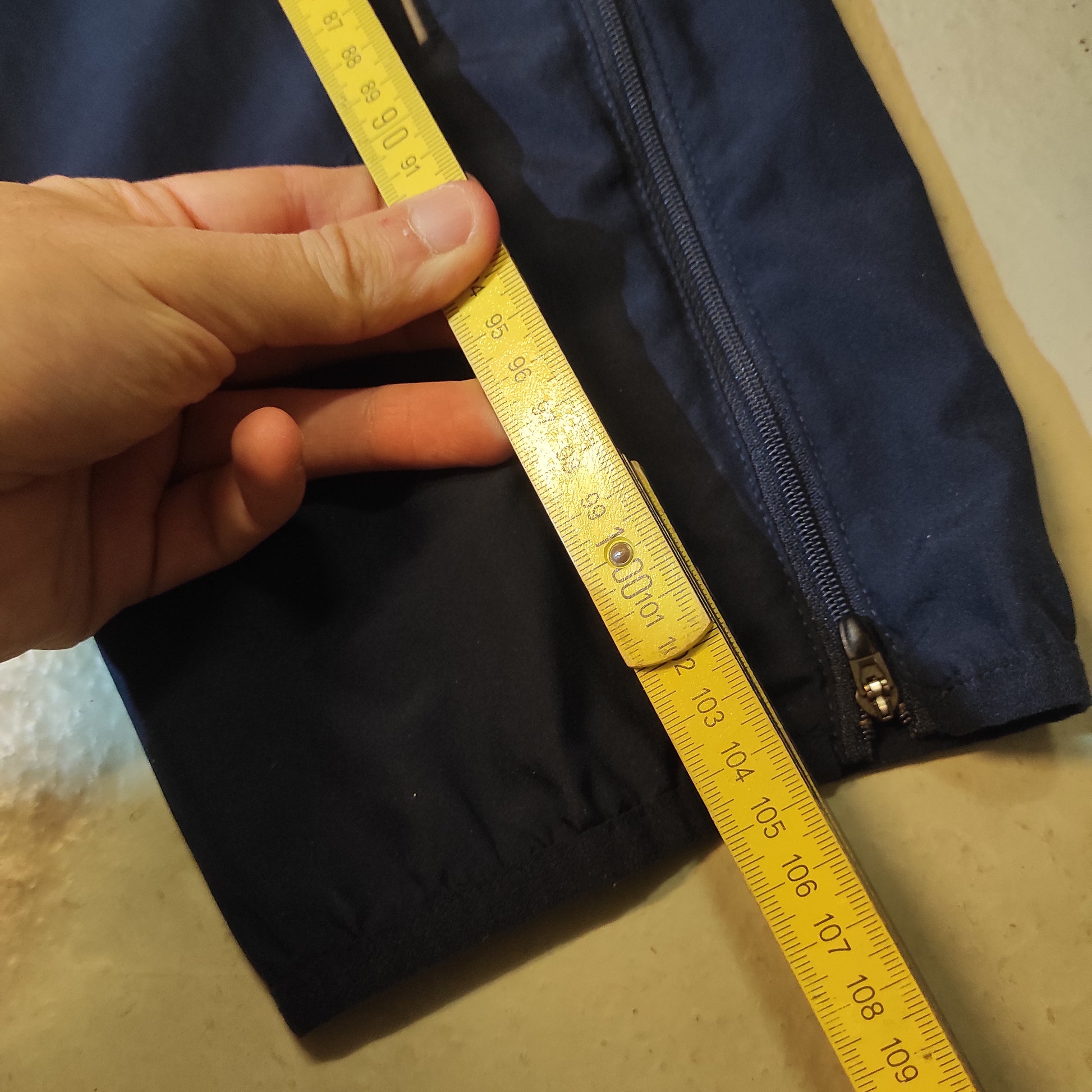 Entdecke unsere Vintage Track Pants von Nike und anderen Marken, erhältlich bei Valuxery.de - Dein Shop für trendige Vintage - Kleidung. Unsere Track Pants sind aus hochwertigen Materialien und