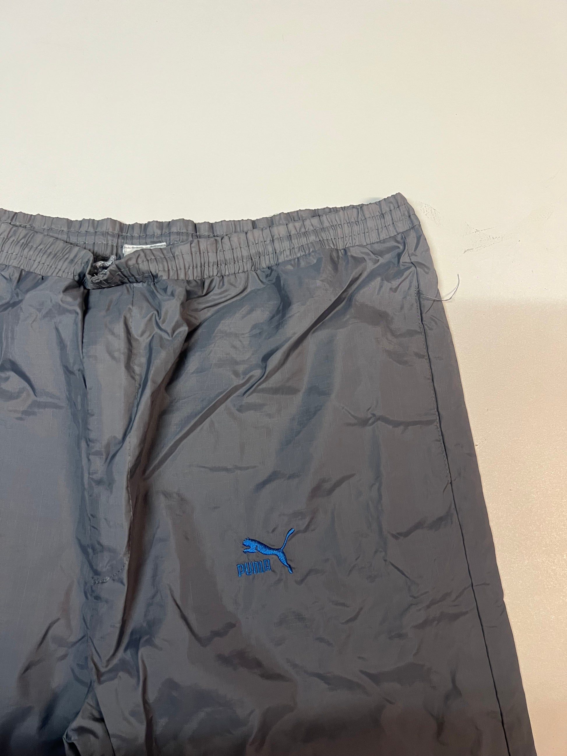 Entdecke unsere Vintage Track Pants von Nike und anderen Marken, erhältlich bei Valuxery.de - Dein Shop für trendige Vintage - Kleidung. Unsere Track Pants sind aus hochwertigen Materialien und