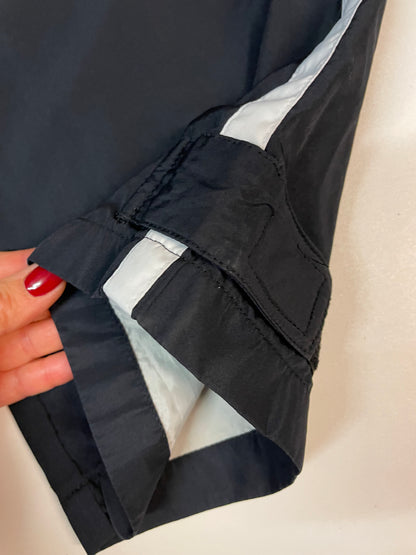 Entdecke unsere Vintage Track Pants von Nike und anderen Marken, erhältlich bei Valuxery.de - Dein Shop für trendige Vintage - Kleidung. Unsere Track Pants sind aus hochwertigen Materialien und