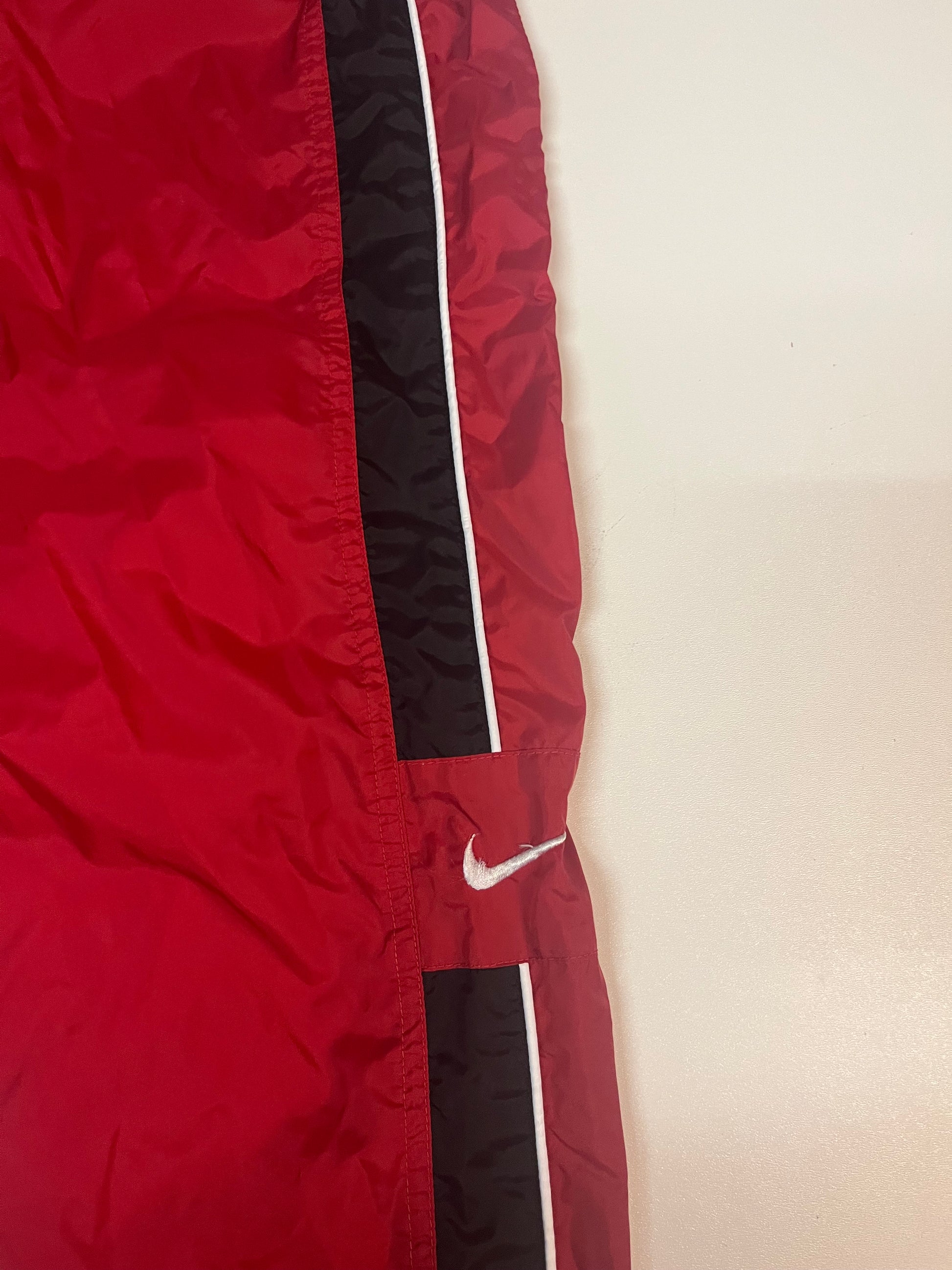 Entdecke unsere Vintage Track Pants von Nike und anderen Marken, erhältlich bei Valuxery.de - Dein Shop für trendige Vintage - Kleidung. Unsere Track Pants sind aus hochwertigen Materialien und