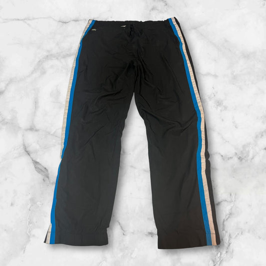 Entdecke unsere Vintage Track Pants von Nike und anderen Marken, erhältlich bei Valuxery.de - Dein Shop für trendige Vintage - Kleidung. Unsere Track Pants sind aus hochwertigen Materialien und