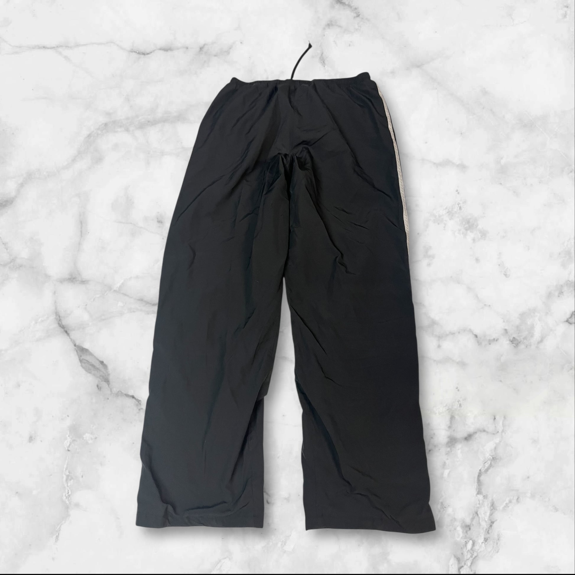 Entdecke unsere Vintage Track Pants von Nike und anderen Marken, erhältlich bei Valuxery.de - Dein Shop für trendige Vintage - Kleidung. Unsere Track Pants sind aus hochwertigen Materialien und
