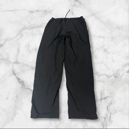 Entdecke unsere Vintage Track Pants von Nike und anderen Marken, erhältlich bei Valuxery.de - Dein Shop für trendige Vintage - Kleidung. Unsere Track Pants sind aus hochwertigen Materialien und