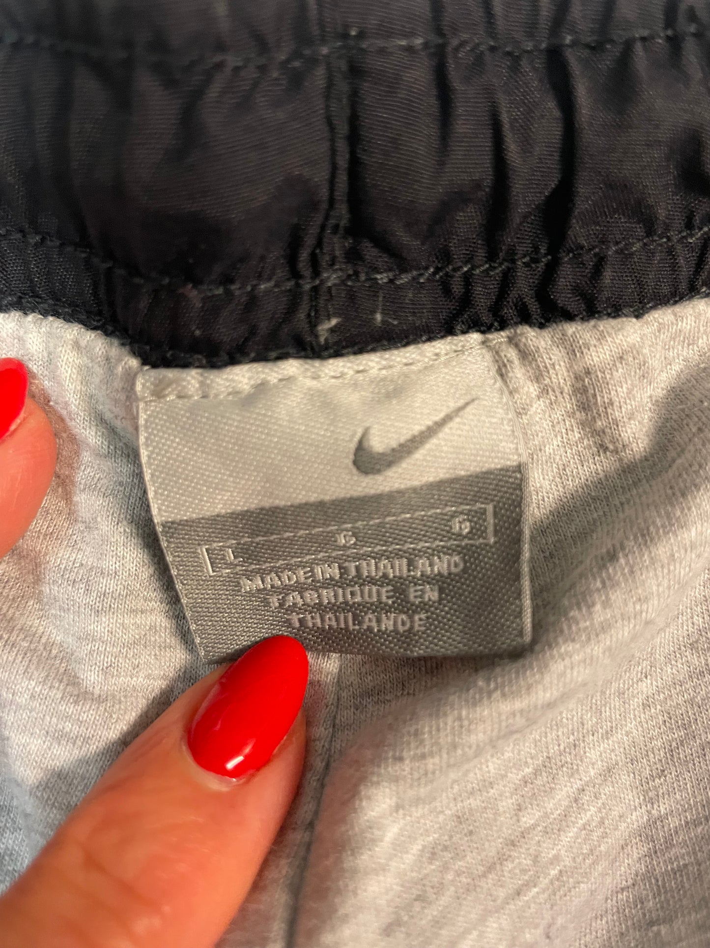 Entdecke unsere Vintage Track Pants von Nike und anderen Marken, erhältlich bei Valuxery.de - Dein Shop für trendige Vintage - Kleidung. Unsere Track Pants sind aus hochwertigen Materialien und