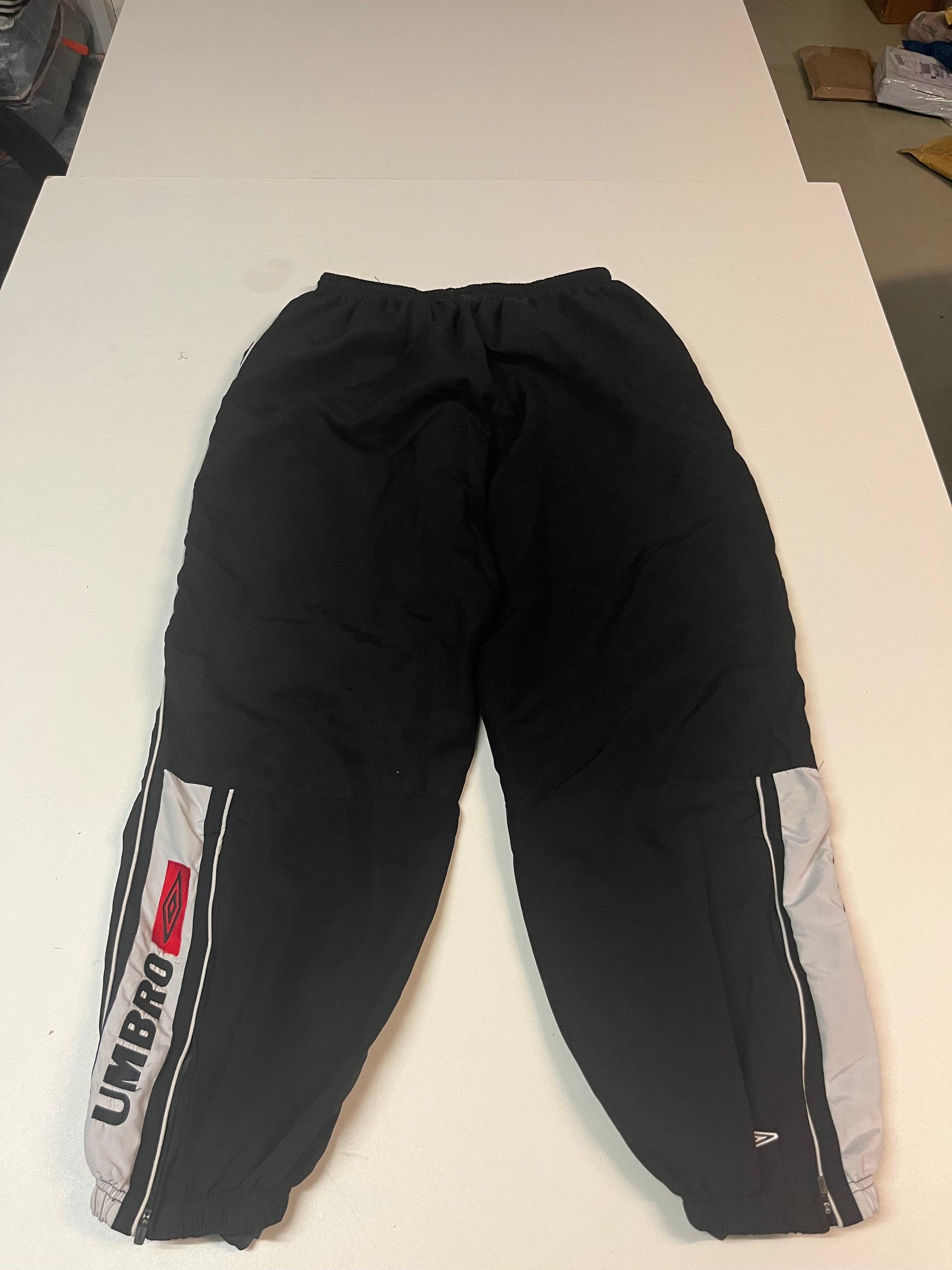 Entdecke unsere Vintage Track Pants von Nike und anderen Marken, erhältlich bei Valuxery.de - Dein Shop für trendige Vintage - Kleidung. Unsere Track Pants sind aus hochwertigen Materialien und
