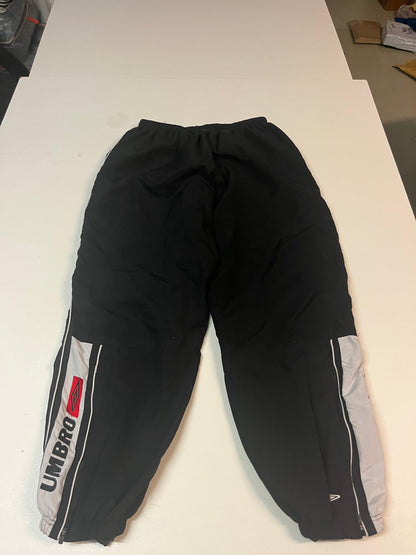 Entdecke unsere Vintage Track Pants von Nike und anderen Marken, erhältlich bei Valuxery.de - Dein Shop für trendige Vintage - Kleidung. Unsere Track Pants sind aus hochwertigen Materialien und
