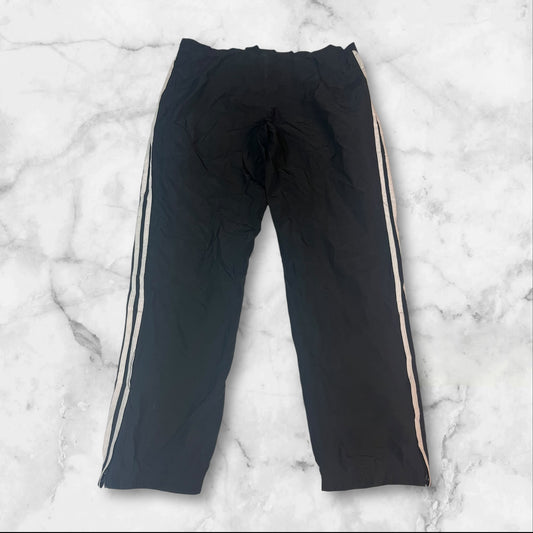 Entdecke unsere Vintage Track Pants von Nike und anderen Marken, erhältlich bei Valuxery.de - Dein Shop für trendige Vintage - Kleidung. Unsere Track Pants sind aus hochwertigen Materialien und