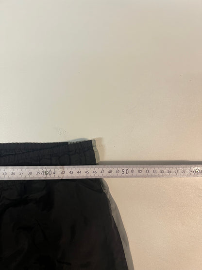 Entdecke unsere Vintage Track Pants von Nike und anderen Marken, erhältlich bei Valuxery.de - Dein Shop für trendige Vintage - Kleidung. Unsere Track Pants sind aus hochwertigen Materialien und