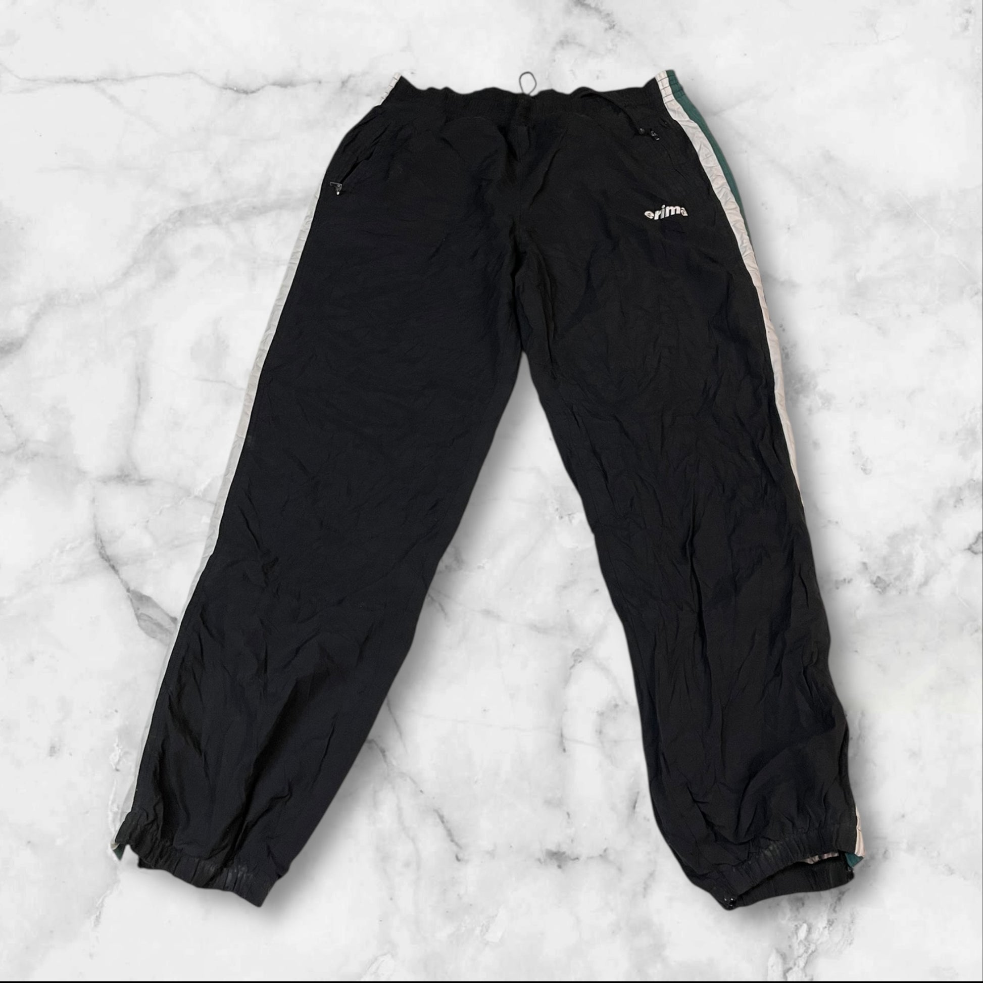 Entdecke unsere Vintage Track Pants von Nike und anderen Marken, erhältlich bei Valuxery.de - Dein Shop für trendige Vintage - Kleidung. Unsere Track Pants sind aus hochwertigen Materialien und