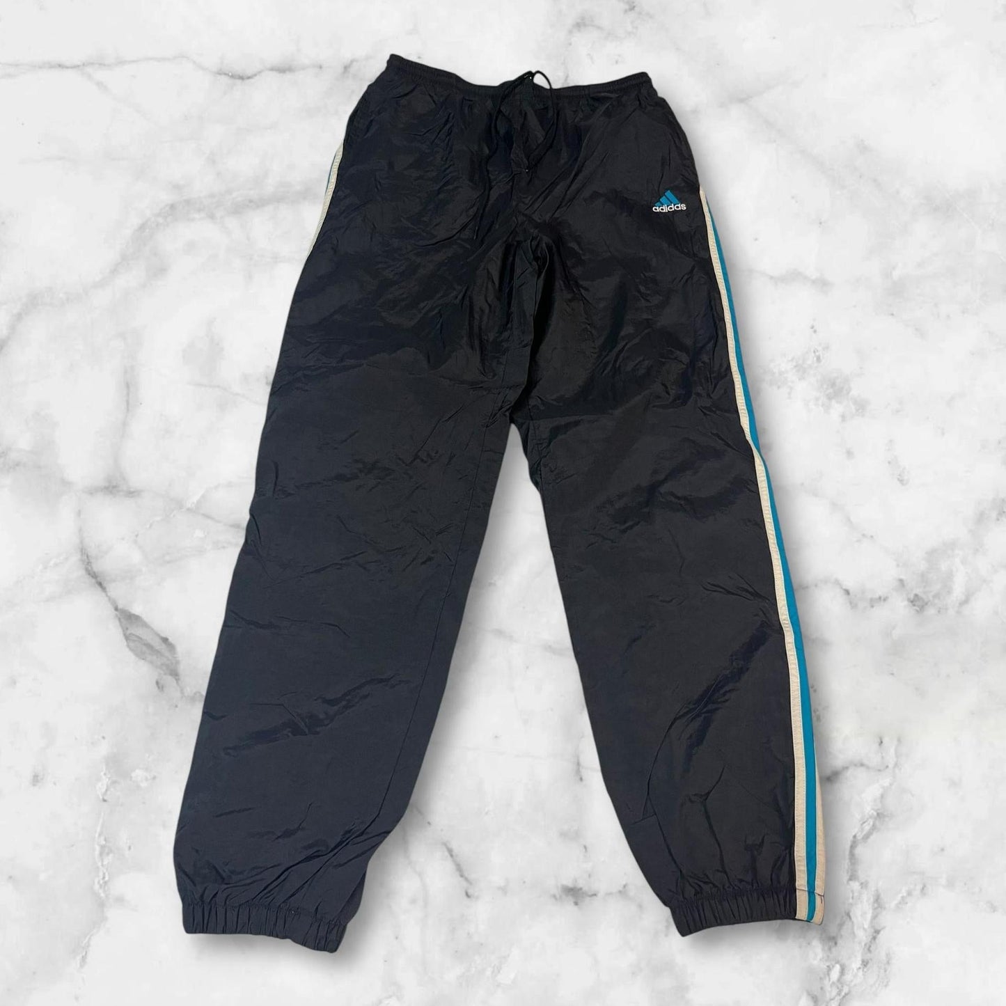 Entdecke unsere Vintage Track Pants von Nike und anderen Marken, erhältlich bei Valuxery.de - Dein Shop für trendige Vintage - Kleidung. Unsere Track Pants sind aus hochwertigen Materialien und