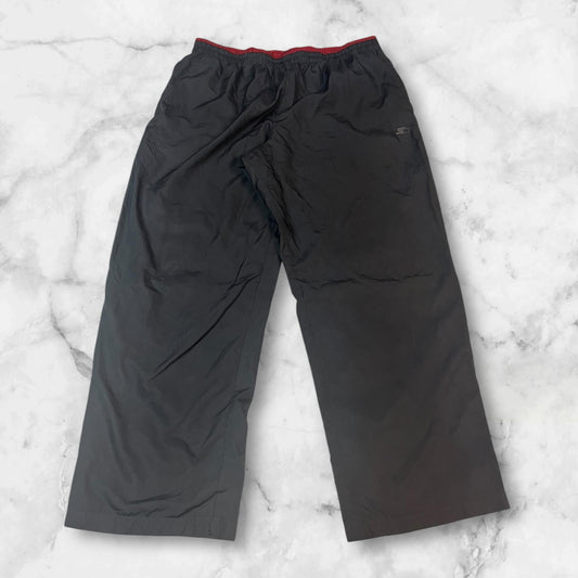 Entdecke unsere Vintage Track Pants von Nike und anderen Marken, erhältlich bei Valuxery.de - Dein Shop für trendige Vintage - Kleidung. Unsere Track Pants sind aus hochwertigen Materialien und