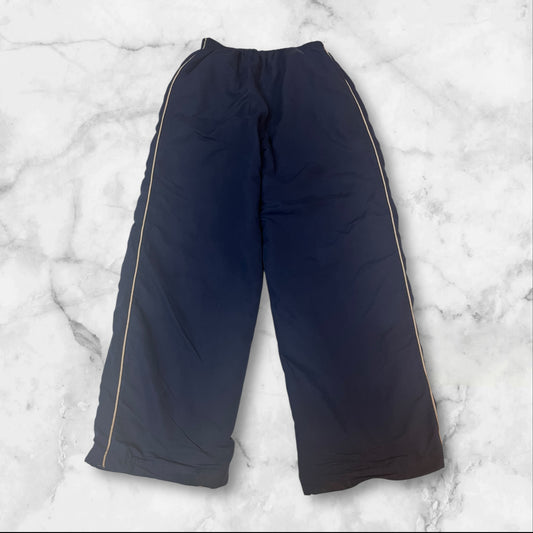 Entdecke unsere Vintage Track Pants von Nike und anderen Marken, erhältlich bei Valuxery.de - Dein Shop für trendige Vintage - Kleidung. Unsere Track Pants sind aus hochwertigen Materialien und