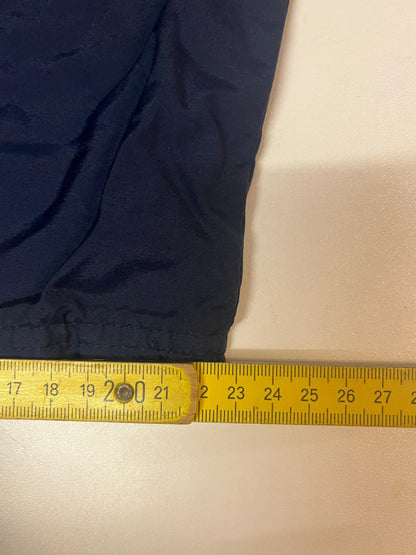 Entdecke unsere Vintage Track Pants von Nike und anderen Marken, erhältlich bei Valuxery.de - Dein Shop für trendige Vintage - Kleidung. Unsere Track Pants sind aus hochwertigen Materialien und